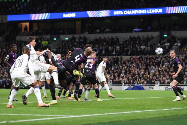 Tpttenham gegen Slavia Praha 9. Dezember 2025, London Champions League Fußball Tottenham Hotspur gegen SK Slavia Praha David Zima von Slavia Praha erzielt ein Eigentor für das erste Tottenham-Tor Foto Charlotte Wilson Offside London UK  Copyright: xCharlottexWilsonx xOffsidexOffside