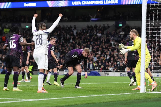 Tpttenham gegen Slavia Praha 9. Dezember 2025, London Champions League Fußball Tottenham Hotspur gegen SK Slavia Praha David Zima von Slavia Praha reagiert nach einem Eigentor zum ersten Tottenham-Tor Foto Charlotte Wilson Offside London UK  Copyright: xCharlottexWilsonx xOffsidexOffside