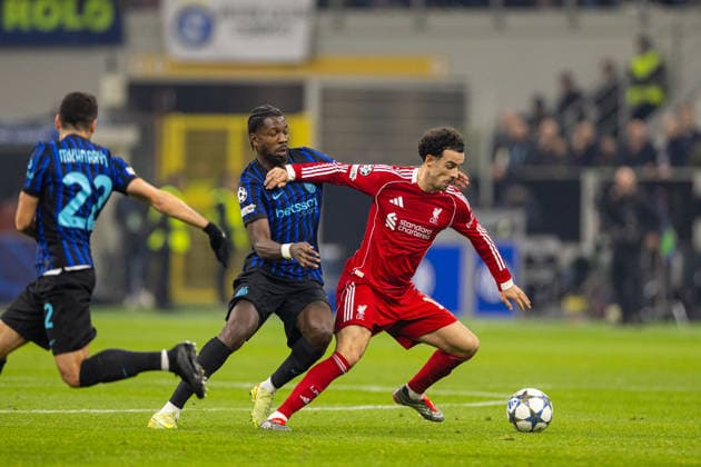 Football - UEFA Champions League - League Phase - Internazionale Milano v Liverpool FC MILAN, ITALY - Tuesday, December 9, 2025: Liverpool s Curtis Jones is challenged by Internazionale Milano s Marcus Thuram (L) during the UEFA Champions League game between Internazionale Milano and Liverpool FC at the Stadio San Siro. (Photo by David Rawcliffe Propaganda) ITALY Stadio San Siro LOMBARDY ITALY  Copyright: xDavidxRawcliffex P2025-12-09-Inter_Liverpool-23