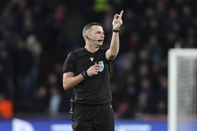 EINDHOVEN , 09-12-2025 , Philips Stadium , season 2025 2026 , Champions League football, League phase , Matchday 6 , match between PSV and Atletico Madrid , picture shows referee Michael Oliver PSV - Atletico Madrid  x200083198x Copyright: