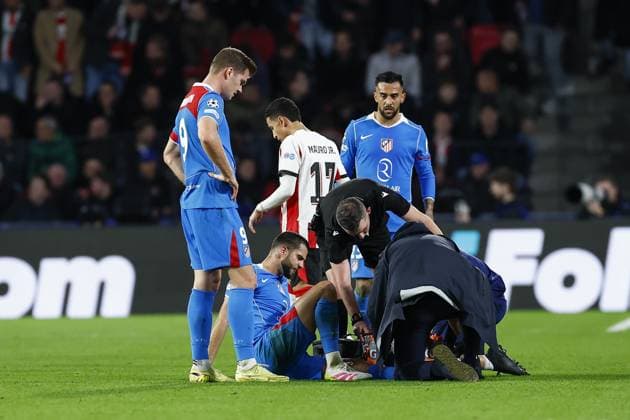 EINDHOVEN , 09-12-2025 , Philips Stadium , season 2025 2026 , Champions League football, League phase , Matchday 6 , match between PSV and Atletico Madrid , picture shows Atletico Madrid player David Hancko with an injury PSV - Atletico Madrid  x200083199x Copyright: