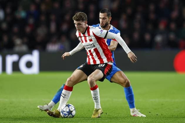 EINDHOVEN , 09-12-2025 , Philips Stadium , season 2025 2026 , Champions League football, League phase , Matchday 6 , match between PSV and Atletico Madrid , picture shows PSV player Guus Til and Atletico Madrid player David Hancko PSV - Atletico Madrid  x200083204x Copyright: