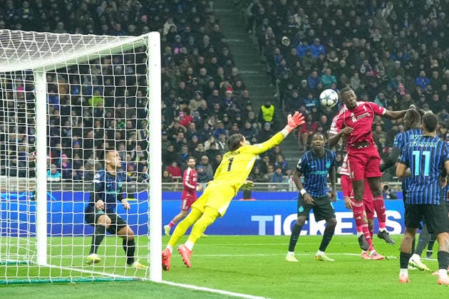 Liverpool™s Ibrahima Konate scores 0-1 ( goal disallowed by var ) during the Uefa Champions League soccer match between Inter and Liverpool at the San Siro Stadium in Milan , north Italy - Tuesday , December 09 , 2025. - Soccer .  Copyright: xSpada LaPressex