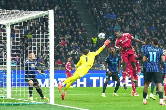 Liverpool™s Ibrahima Konate scores 0-1 ( goal disallowed by var ) during the Uefa Champions League soccer match between Inter and Liverpool at the San Siro Stadium in Milan , north Italy - Tuesday , December 09 , 2025. - Soccer .  Copyright: xSpada LaPressex