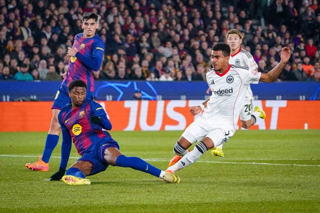 Football UEFA Champions League 2025 26, Matchday 6 FC Barcelona vs Eintracht Frankfurt Camp Nou Barcelona Goal and shot on goal to 0 1 by Ansgar Knauff Eintracht Frankfurt, 7 Joy, emotions, jubilation Barcelona Province Barcelona Spain Copyright: xJOERANxSTEINSIEKx