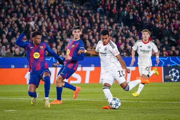 Football UEFA Champions League 2025 26, Matchday 6 FC Barcelona vs Eintracht Frankfurt Camp Nou Barcelona Goal and shot on goal to 0 1 by Ansgar Knauff Eintracht Frankfurt, 7 Joy, emotions, jubilation Barcelona Province Barcelona Spain Copyright: xJOERANxSTEINSIEKx