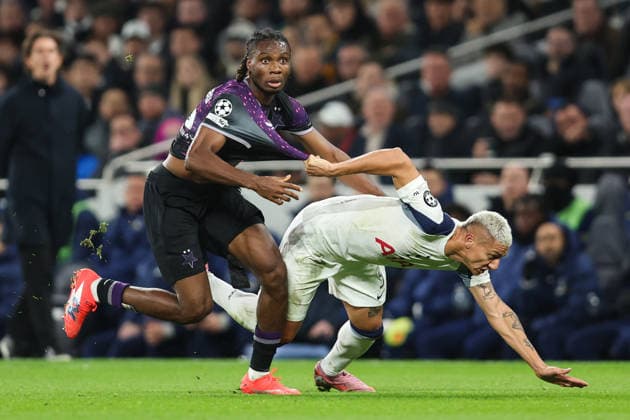 Tottenham gegen Slavia Praha 9. Dezember 2025, London Champions League Fußball Tottenham Hotspur gegen SK Slavia Praha Richarlison von Tottenham Hotspur und Igoh Ogbu von Slavia Praha Foto Charlotte Wilson Abseits London UK  Copyright: xCharlottexWilsonx xOffsidexOffside