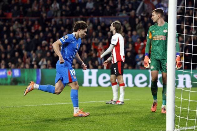 EINDHOVEN - Julian Alvarez of Atletico de Madrid scores the equalizer, Yarek Gasiorowski of PSV Eindhoven, and PSV Eindhoven goalkeeper Matej Kovar during the UEFA Champions League match between PSV Eindhoven and AtlÃ tico Madrid at the Phillips Stadium on December 9, 2025, in Eindhoven, Netherlands. ANP MAURICE VAN STEEN UEFA Champions League matchday 6 2025-2026 xVIxANPxSportx xxANPxIVx 544420431 originalFilename: 544420431.jpg