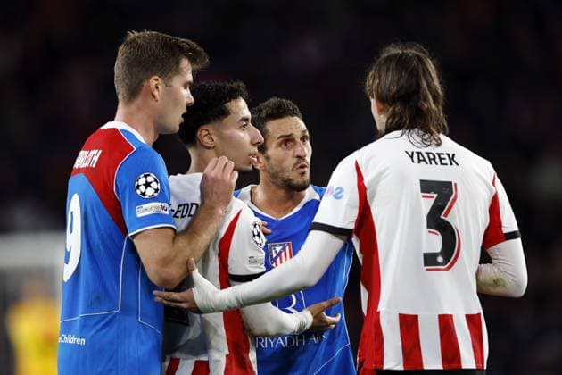 EINDHOVEN (l-r) Alexander Sorloth of Atletico de Madrid, Anass Salah-Eddine of PSV Eindhoven, Koke of Atletico de Madrid, Yarek Gasiorowski of PSV Eindhoven react during the UEFA Champions League match between PSV Eindhoven and AtlÃ tico Madrid at the Phillips Stadium on December 9, 2025, in Eindhoven, Netherlands. ANP MAURICE VAN STEEN UEFA Champions League matchday 6 2025-2026 xVIxANPxSportx xxANPxIVx 544420606 originalFilename: 544420606.jpg
