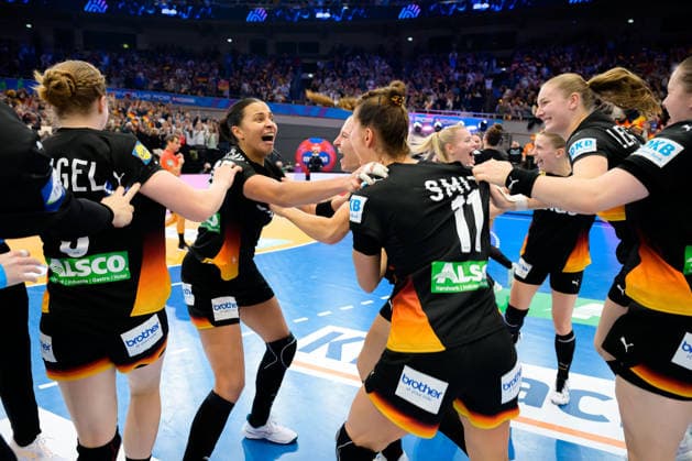 Handball, Womens World Championship, Quarterfinals Germany Brazil Aimee von Pereira Germany , Xenia Smits Germany , Viola Leuchter Germany Final cheer Final cheer Emotion Joy Dortmund Westfalenhalle North Rhine-Westphalia Germany