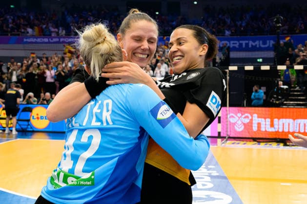 Handball, Womens World Championship, Quarterfinal Germany Brazil Goalkeeper Katharina Filter Germany , Xenia Smits Germany , Aimee von Pereira Germany Final cheer Final cheer Emotion Joy Dortmund Westfalenhalle Nordrhein Westfalen Germany