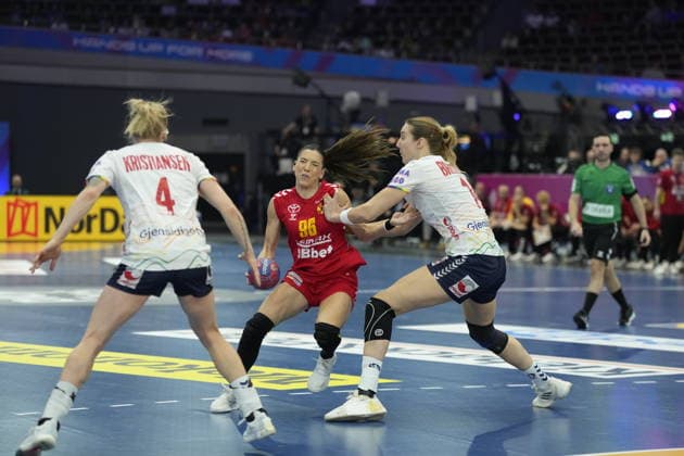Women s Handball World Championship 2025 Norway Montenegro Dortmund, Germany 20251209 Montenegro s Itana Grbic tries against the Norwegian defense during the quarter final of the Women s Handball World Championship between Norway and Montenegro in Westfalenhalle Photo Beate Oma Dahle NTB Dortmund Germany EDITORIAL USE ONLY RESTRICTED USE FOR BETTING COMPANIES  Copyright: xBeatexOmaxDahlex xNTBx