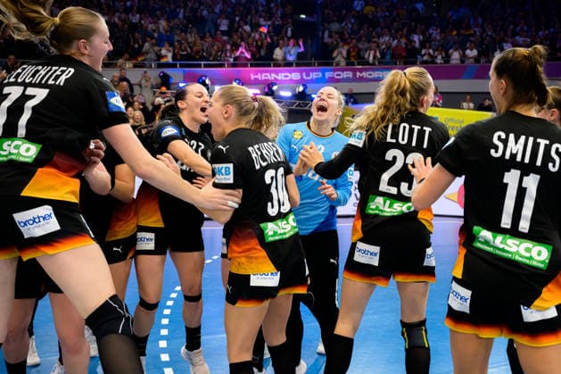 Handball, Womens World Championship, Quarterfinal Germany Brazil Viola Leuchter Germany , Julia Maidhof Germany , Jenny Behrend Germany , Goalkeeper Katharina Filter Germany , Annika Lott Germany , Xenia Smits Germany Final cheer Final cheer Emotion Joy Dortmund Westfalenhalle Nordrhein Westfalen Germany