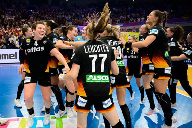 Handball, Womens World Championship, Quarterfinals Germany Brazil Alina Grijseels Germany , Viola Leuchter Germany , Xenia Smits Germany Final cheer Final cheer Emotion Joy Dortmund Westfalenhalle North Rhine-Westphalia Germany