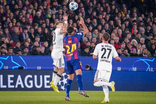 Football UEFA Champions League 2025 26, Matchday 6 FC Barcelona vs Eintracht Frankfurt Camp Nou Barcelona Ritsu Doan Eintracht Frankfurt, 20 Eric Garcia Eric Garcia FC Barcelona, 24 Header in duel Barcelona Province of Barcelona Barcelona Spain Copyright: xJOERANxSTEINSIEKx