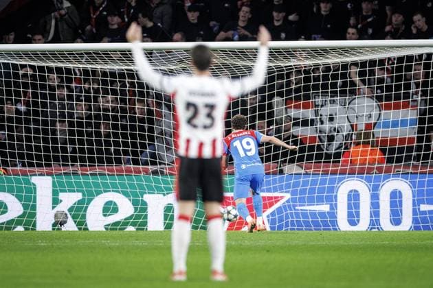 EINDHOVEN - (l-r) Julian Alvarez of Atletico Madrid scores the 1-1 goal during the UEFA Champions League match between PSV Eindhoven and AtlÃ tico Madrid at the Phillips Stadium on December 9, 2025, in Eindhoven, Netherlands. ANP SEM VAN DER WAL UEFA Champions League matchday 6 2025-2026 xVIxANPxSportx xxANPxIVx 544420903 originalFilename: 544420903.jpg