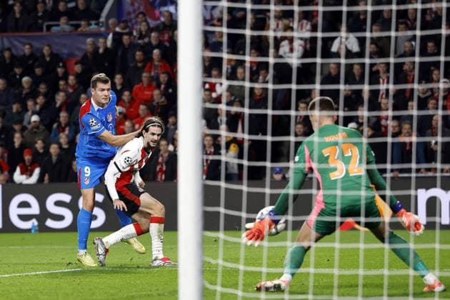 EINDHOVEN - (l-r) Alexander Sorloth of Atletico de Madrid, Yarek Gasiorowski of PSV Eindhoven, and PSV Eindhoven goalkeeper Matej Kovar during the UEFA Champions League match between PSV Eindhoven and AtlÃ tico Madrid at the Phillips Stadium on December 9, 2025, in Eindhoven, Netherlands. ANP MAURICE VAN STEEN UEFA Champions League matchday 6 2025-2026 xVIxANPxSportx xxANPxIVx 544420936 originalFilename: 544420936.jpg