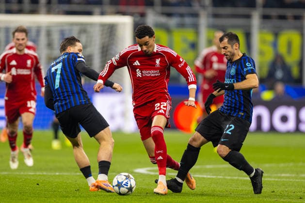 Football - UEFA Champions League - League Phase - Internazionale Milano v Liverpool FC MILAN, ITALY - Tuesday, December 9, 2025: Liverpool s Hugo Ekitike is challenged by Internazionale Milano s Henrikh Mkhitaryan (R) during the UEFA Champions League game between Internazionale Milano and Liverpool FC at the Stadio San Siro. (Photo by David Rawcliffe Propaganda) ITALY Stadio San Siro LOMBARDY ITALY  Copyright: xDavidxRawcliffex P2025-12-09-Inter_Liverpool-38