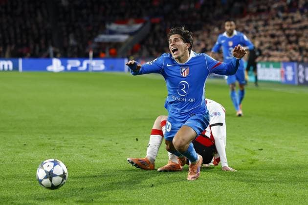 EINDHOVEN , 09-12-2025 , Philips Stadium , season 2025 2026 , Champions League football, League phase , Matchday 6 , match between PSV and Atletico Madrid , picture shows Atletico Madrid player Giuliano Simeone PSV - Atletico Madrid  x200083750x Copyright: