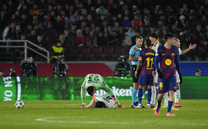 09 12 2025, xslx, Football UEFA Champions League, FC Barcelona Eintracht Frankfurt v l Michael Zetterer Eintracht Frankfurt , Fares Chaibi Eintracht Frankfurt injured, Injury, Referee Davide Massa, Raphinha FC Barcelona ,Robin Koch Eintracht Frankfurt Barcelona