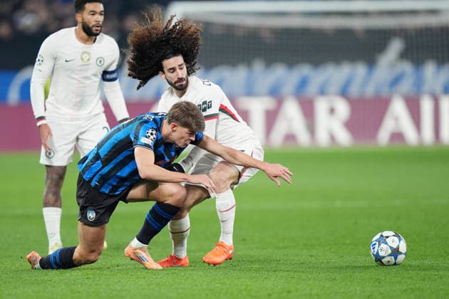Atalanta s Charles De Ketelaere fights for the ball with Chelsea s Marc Cucurella during the Uefa Champions League soccer match between Atalanta and Chelsea at the New Balance Arena in Bergamo , north Italy - Wednesday , December 9 , 2025. - Soccer .  Copyright: xSpada LaPressex