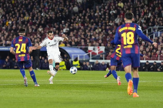 09 12 2025, xslx, Football UEFA Champions League, FC Barcelona Eintracht Frankfurt v l Eric Garcia FC Barcelona , Ellyes Skhiri Eintracht Frankfurt misses a chance Barcelona