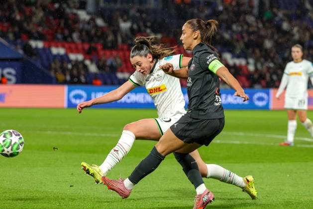 251209 UWCL PSG vs OH Leuven Aurelie Reynders (10) of OH Leuven and Sakina Karchaoui (7) of Paris SG pictured during the soccer match between Paris SG (FRA) and OH Leuven (BEL), match day 5 of league phase of 2025-2026 season of UEFA Womens Champions League , on Tuesday 09 December 2025 in Paris, France. PHOTO SPORTPIX Sevil OKTEM Paris Parc des Princes France  Copyright: xSportpix.bex xSevilxOktemxSevilxOktemx