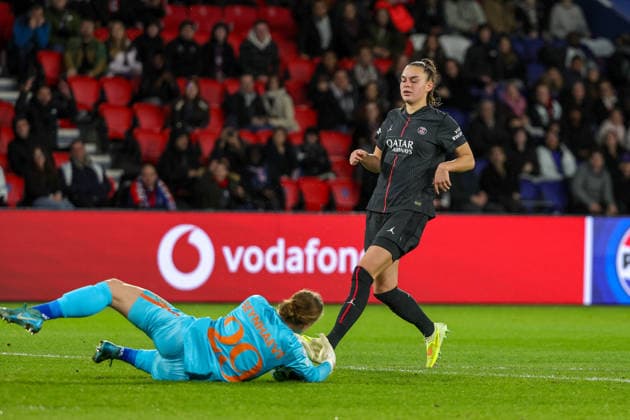 251209 UWCL PSG vs OH Leuven goalkeeper Lowiese Seynhaeve (29) of OH Leuven doing a save during the soccer match between Paris SG (FRA) and OH Leuven (BEL), match day 5 of league phase of 2025-2026 season of UEFA Womens Champions League , on Tuesday 09 December 2025 in Paris, France. PHOTO SPORTPIX Sevil OKTEM Paris Parc des Princes France  Copyright: xSportpix.bex xSevilxOktemxSevilxOktemx
