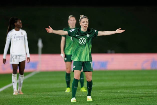 UEFA Women s Champions League - Real Madrid vs VfL Wolfsburg MADRID, SPAIN -December 9:Svenja Huth of Wolfsburg protest to referee during the UEFA Women s Champions League match between Real Madrid and VfL Wolfsburg at Alfredo Di Stefano stadium in Madrid.(Photo by Guillermo Martinez f22photo) Madrid Alfredo Di Stefano Stadium Spain Copyright: xGuillermoxMartinezx
