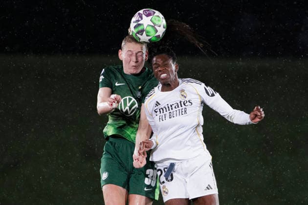 UEFA Women s Champions League - Real Madrid vs VfL Wolfsburg MADRID, SPAIN -December 9:Sarai Linder of Wolfsburg and Naomie Feller of Real Madrid in action during the UEFA Women s Champions League match between Real Madrid and VfL Wolfsburg at Alfredo Di Stefano stadium in Madrid.(Photo by Guillermo Martinez f22photo) Madrid Alfredo Di Stefano Stadium Spain Copyright: xGuillermoxMartinezx