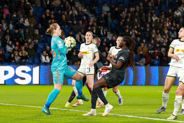 251209 UWCL PSG vs OH Leuven goalkeeper Lowiese Seynhaeve (29) of OH Leuven doing a save during the soccer match between Paris SG (FRA) and OH Leuven (BEL), match day 5 of league phase of 2025-2026 season of UEFA Womens Champions League , on Tuesday 09 December 2025 in Paris, France. PHOTO SPORTPIX Sevil OKTEM Paris Parc des Princes France  Copyright: xSportpix.bex xSevilxOktemxSevilxOktemx