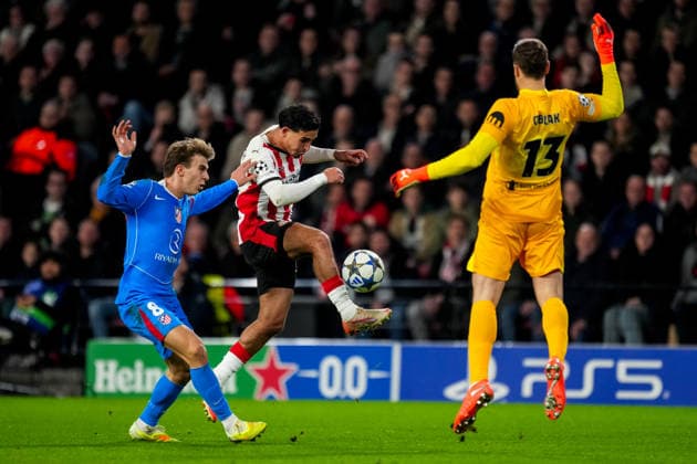 EINDHOVEN, NETHERLANDS - DECEMBER 9: Couhaib Driouech of PSV shoots under pressure from Pablo Barrios of Atletico de Madrid and Atletico de Madrid goalkeeper Jan Oblak during the UEFA Champions League 2025 26 League Phase MD6 match between PSV Eindhoven and Atletico de Madrid at PSV Stadion on December 9, 2025 in Eindhoven, Netherlands. (Photo by Rene Nijhuis) SPO  Copyright: xRenexNijhuis