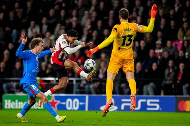 EINDHOVEN, NETHERLANDS - DECEMBER 9: Couhaib Driouech of PSV shoots under pressure from Pablo Barrios of Atletico de Madrid and Atletico de Madrid goalkeeper Jan Oblak during the UEFA Champions League 2025 26 League Phase MD6 match between PSV Eindhoven and Atletico de Madrid at PSV Stadion on December 9, 2025 in Eindhoven, Netherlands. (Photo by Rene Nijhuis) SPO  Copyright: xRenexNijhuis