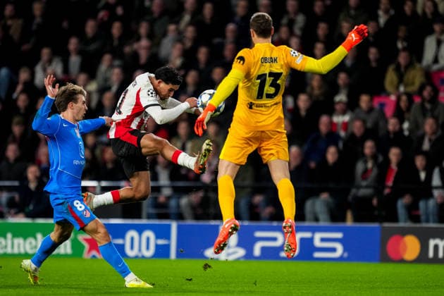 EINDHOVEN, NETHERLANDS - DECEMBER 9: Couhaib Driouech of PSV shoots under pressure from Pablo Barrios of Atletico de Madrid and Atletico de Madrid goalkeeper Jan Oblak during the UEFA Champions League 2025 26 League Phase MD6 match between PSV Eindhoven and Atletico de Madrid at PSV Stadion on December 9, 2025 in Eindhoven, Netherlands. (Photo by Rene Nijhuis) SPO  Copyright: xRenexNijhuis