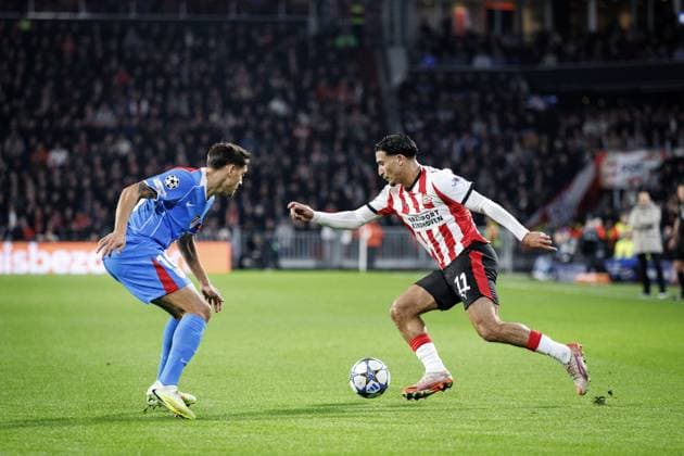 EINDHOVEN - (l-r) Nahuel Molina of Atletico Madrid and Couhaib Driouech of PSV Eindhoven during the UEFA Champions League match between PSV Eindhoven and AtlÃ tico Madrid at the Phillips Stadium on December 9, 2025, in Eindhoven, Netherlands. ANP SEM VAN DER WAL UEFA Champions League matchday 6 2025-2026 xVIxANPxSportx xxANPxIVx 544422245 originalFilename: 544422245.jpg