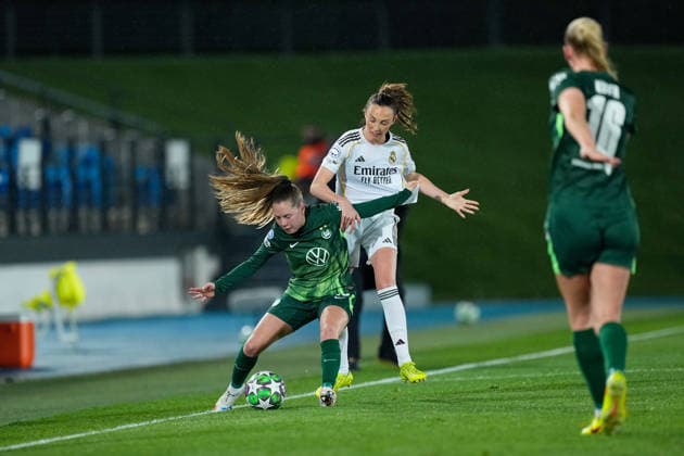 December 9, 2025, Valdebebas, Madrid, Spain: Janou Levels of Wolfsburg and Caroline Weir of Real Madrid compete for the ball during the UEFA WomenÃ¢â‚¬â ¢s Champions League 2025 26 League Phase MD5, football match played between Real Madrid CF and VfL Wolfsburg at Alfredo Di Stefano stadium on December 09, 2025, in Valdebebas, Madrid, Spain. Valdebebas Spain - ZUMAa181 20251209_zaa_a181_131 Copyright: xOscarxJ.xBarrosox