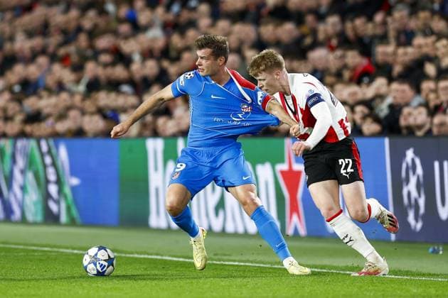 EINDHOVEN , 09-12-2025 , Philips Stadium , season 2025 2026 , Champions League football, League phase , Matchday 6 , match between PSV and Atletico Madrid , picture shows Atletico Madrid player Alexander Sorloth and PSV player Jerdy Schouten PSV - Atletico Madrid  x200083979x Copyright:
