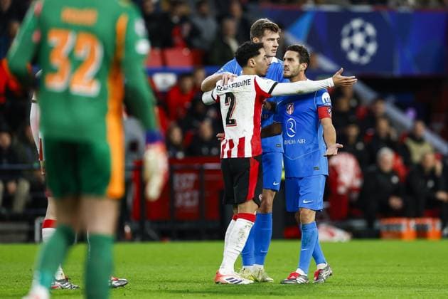 EINDHOVEN , 09-12-2025 , Philips Stadium , season 2025 2026 , Champions League football, League phase , Matchday 6 , match between PSV and Atletico Madrid , picture shows PSV player Anass Salah-Eddine and Atletico Madrid player Alexander Sorloth and Atletico Madrid player Koke PSV - Atletico Madrid  x200083981x Copyright:
