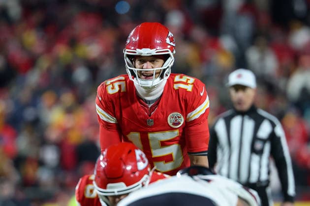 December 7, 2025: Kansas City Chiefs quarterback Patrick Mahomes (15) is seen during an NFL, American Football Herren, USA football game against the Houston Texans at GEHA Field at Arrowhead Stadium in Kansas City, MO. CSM Kansas City United States of America - ZUMAc04_ 20251207_zma_c04_447 Copyright: xDavidxSmithx