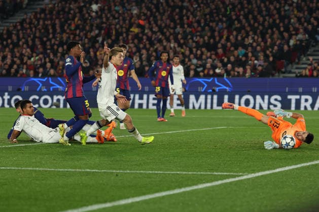 FBL SPA CL FC Barcelona Eintracht Frankfurt Ansgar Knauff Eintracht Frankfurt , Alejandro Balde FC Barcelona , Ritsu Doan Eintracht Frankfurt , GoalkepeeperJoan Garcia FC Barcelona in action during the Champions League phase Matchday 6 football match between FC Barcelona Eintracht Frankfurt an Camp Nou Barcelona, on December 09, 2025 Copyright: JoaquimxFerreira