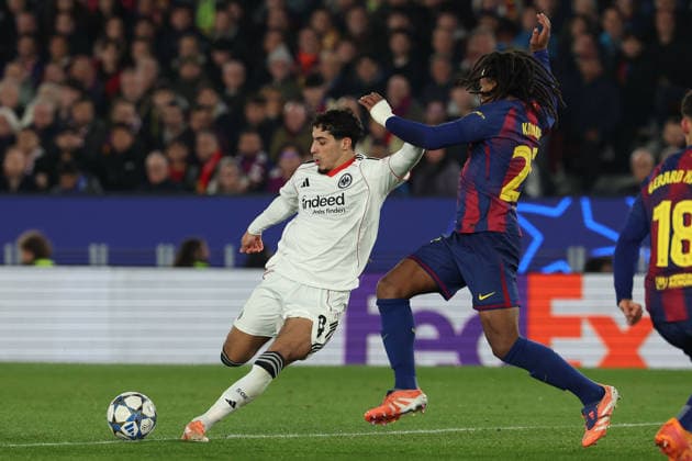 FBL SPA CL FC Barcelona Eintracht Frankfurt Fares Chaibi Eintracht Frankfurt , Jules Kounde FC Barcelona cduring the Champions League phase Matchday 6 football match between FC Barcelona Eintracht Frankfurt an Camp Nou Barcelona, on December 09, 2025 Copyright: JoaquimxFerreira
