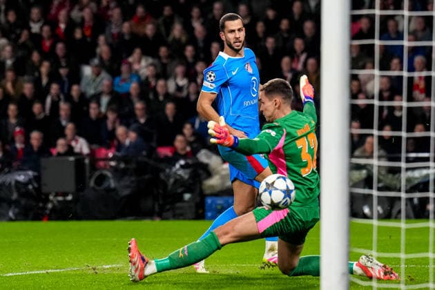 EINDHOVEN, NETHERLANDS - DECEMBER 9: David Hancko of Atletico de Madrid scores his team s second goal past PSV goalkeeper Matej Kovar during the UEFA Champions League 2025 26 League Phase MD6 match between PSV Eindhoven and Atletico de Madrid at PSV Stadion on December 9, 2025 in Eindhoven, Netherlands. (Photo by Rene Nijhuis) SPO  Copyright: xRenexNijhuis