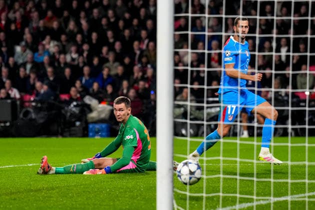 EINDHOVEN, NETHERLANDS - DECEMBER 9: David Hancko of Atletico de Madrid scores his team s second goal past PSV goalkeeper Matej Kovar during the UEFA Champions League 2025 26 League Phase MD6 match between PSV Eindhoven and Atletico de Madrid at PSV Stadion on December 9, 2025 in Eindhoven, Netherlands. (Photo by Rene Nijhuis) SPO  Copyright: xRenexNijhuis