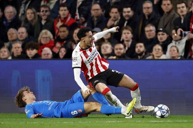 EINDHOVEN - (l-r) Pablo Barrios of Atletico de Madrid, Anass Salah-Eddine of PSV Eindhoven during the UEFA Champions League match between PSV Eindhoven and AtlÃ tico Madrid at the Phillips Stadium on December 9, 2025, in Eindhoven, Netherlands. ANP MAURICE VAN STEEN UEFA Champions League matchday 6 2025-2026 xVIxANPxSportx xxANPxIVx 544423081 originalFilename: 544423081.jpg
