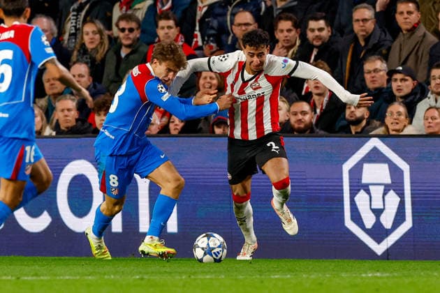 2025-12-09 PSV Eindhoven v Atletico Madrid - UEFA Champions League 2025 26 League Phase MD6 EINDHOVEN, NETHERLANDS - DECEMBER 9: Pablo Barrios of Atletico Madrid battles for possession with Anass Salah-Eddine of PSV Eindhoven during the UEFA Champions League 2025 26 League Phase MD6 match between PSV Eindhoven and Atletico Madrid at Phillips Stadion on December 9, 2025 in Eindhoven, Netherlands. Eindhoven Phillips Stadion Netherlands Content not available for redistribution in The Netherlands directly or indirectly through any third parties. Copyright: xBenxGalx