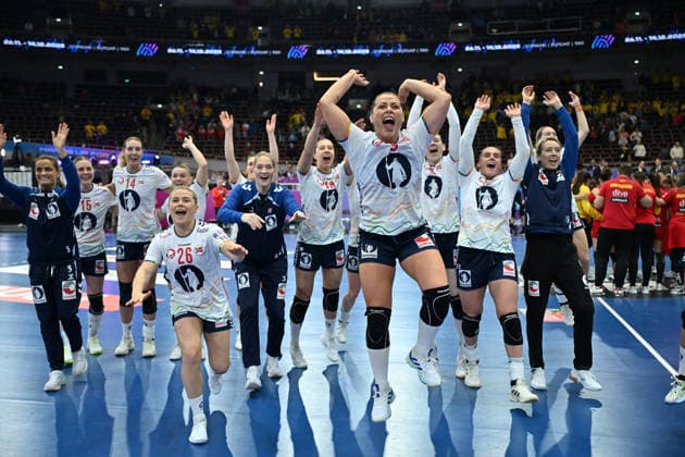 GER, Dortmund, 27th Wommens World Championship 2025, Quarter Finals Quater Finals Norway Norway NOR vs Montenegro MNO 09 12 2025, Westfalenhalle, Dortmund, GER, Dortmund, 27th Wommens World Championship 2025, Quarter Finals Quater Finals Norway Norway NOR vs Montenegro MNO , in the picture the Norwegians are happy about the victory and the participation in the semi-finals Emilie Margrethe HOVDEN NOR 26 , Kristine BREISTOL NOR 14 , Katrine LUNDE Goalkeeper NOR 16 , Vilde Mortensen INGSTAD NOR 15 , nordphotoxGmbHx xMeuter nph00351