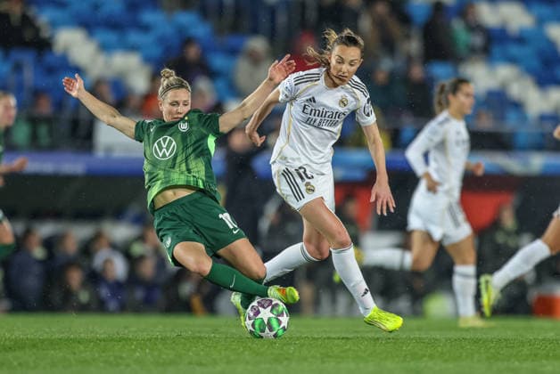ESP, Madrid, Real Madrid vs VfL Wolfsburg, Womens Champions League, Football, UEFA, Season 2025 2026, Alfredo di Stefano, 5 Matchday in picture f l Svenja Huth VfL Wolfsburg 10 , Caroline Weir Real Madrid 10 DFB DFL REGULATIONS PROHIBIT ANY USE OF PHOTOGRAPHS AS IMAGE SEQUENCES AND OR QUASI VIDEO, 09 12 2025 Copyright: HMBxMedia HendrikxHamelau