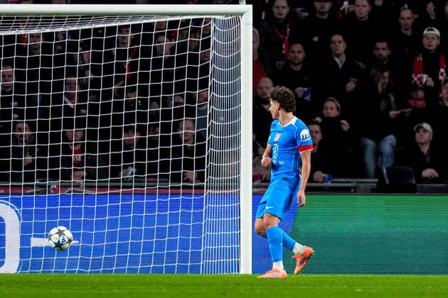 EINDHOVEN, NETHERLANDS - DECEMBER 9: Julian Alvarez of Atletico de Madrid shoots to score his team s first goal during the UEFA Champions League 2025 26 League Phase MD6 match between PSV Eindhoven and Atletico de Madrid at PSV Stadion on December 9, 2025 in Eindhoven, Netherlands. (Photo by Rene Nijhuis) SPO  Copyright: xRenexNijhuis