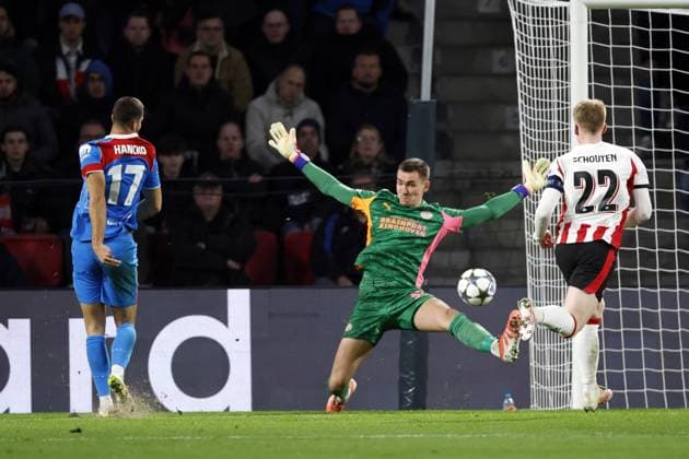 EINDHOVEN - (l-r) David Hancko of Atletico de Madrid scores the 1-2, PSV Eindhoven goalkeeper Matej Kovar during the UEFA Champions League match between PSV Eindhoven and AtlÃ tico Madrid at the Phillips Stadium on December 9, 2025, in Eindhoven, Netherlands. ANP MAURICE VAN STEEN UEFA Champions League matchday 6 2025-2026 xVIxANPxSportx xxANPxIVx 544423302 originalFilename: 544423302.jpg