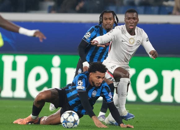 Photo: IPP Roberto Tommasini - Ederson of Atalanta BC 1907 and Moises Caicedo of Chelsea and Ademola Lookman of Atalanta during the UEFA Champions League 2025 2026, League Phase MD6 football match between Atalanta BC and Chelsea Football Club on December 6, 2025, Bergamo, Italy. Bergamo italy Italy ITALY  Copyright: xR4924_italyphotopressx